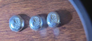 DREI - 1 GRAMM SILBER PIRATENSCHÄDEL UND KREUZ KNOCHEN HANDGEGOSSEN - Bild 1 von 4