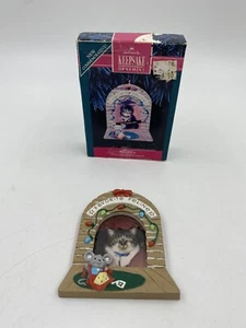 Punze Andenken Ornament 1992 besondere Katze Foto Halter LIEBLINGSKATZE in Box - Bild 1 von 9
