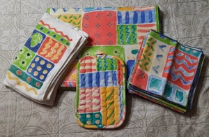 VINTAGE  MULTI COLOR PLACE SETTING  8 PLACEMATS 12 NAPKINS 2 POT HOLDERS 2 HANDS - Picture 1 of 10