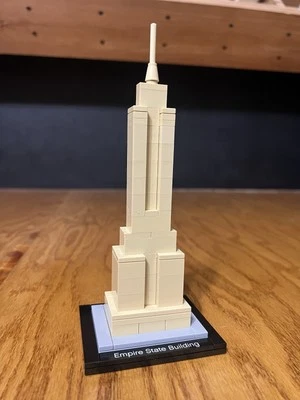 Lego Architecture: Empire State Building (21002) 100% Complete - Image 1 of 4