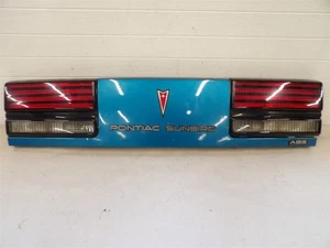 PONTIAC SUNBIRD 1988-1994 2Dr CENTER REAR TAILLIGHT TRUNK TAIL TRIM FINISH PANEL - Picture 1 of 7