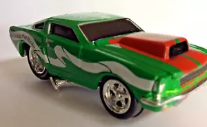 MUSCLE MACHINES HOLIDAY HOT RODS 1966 FORD MUSTANG 1/64 - 66 MUSTANG - XMAS - Picture 1 of 4
