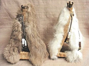 2 handgefertigte HOLZ & RINDE & PELZ-TIPIS mit Perlenakzenten - Bild 1 von 10