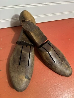 Par de camillas de madera vintage para zapatos moldes dura decoración primitiva usada por el tiempo Foto 1 de 4