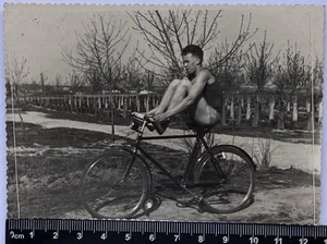 Affectionate Handsome Man With Bike Cute Guy Gay Int Old Photo #4765 - Imagen 1 de 3