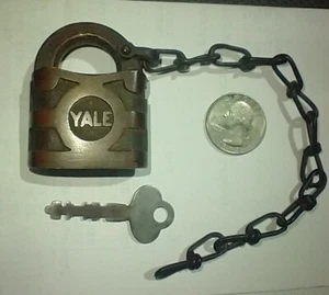 Miniature Brass Yale & Towne Lock w/ Key & Chain Vintage Works Good Made in USA - Picture 1 of 7
