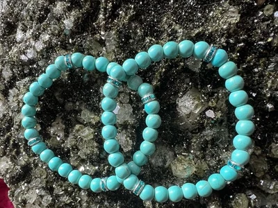 hellblaues Türkis - Armband aus 6mm Perlen und hübschen Spacern – Heilstein - Bild 1 von 4