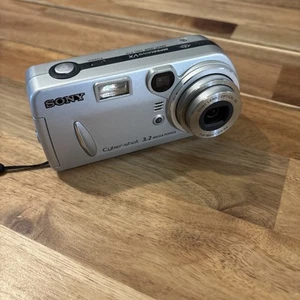 Sony Cyber-shot DSC-P72 3.2MP Digital Camera - Silver MPEG Movie VX w/Case - Picture 1 of 11
