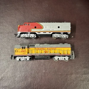 HO Scale Life Like Union Pacific 2007 & Santa Fe 20797 Diesel Locomotives - Picture 1 of 9