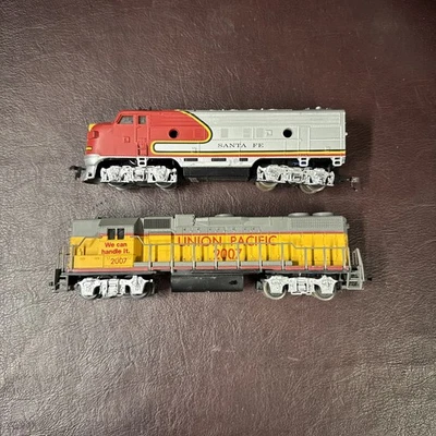 HO Scale Life Like Union Pacific 2007 & Santa Fe 20797 Diesel Locomotives - Image 1 of 4