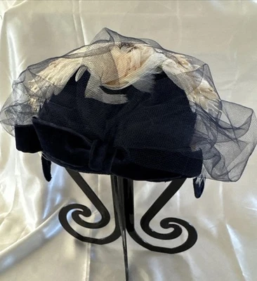 De colección Unionmade Azul Marino Terciopelo Años 50 Cóctel Sombrero Tocado Red Plumas Talla Única Foto 1 de 4