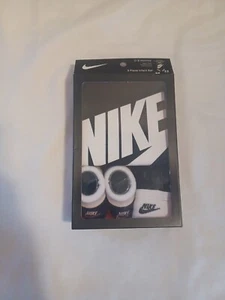 Nike 3-teiliges Baby Jungen Geschenkset, 0-6 Monate Body Booties Mütze schwarz und weiß - Bild 1 von 2