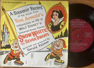 1960 SOUVENIR 7" RECORD OF TOM ARNOLD'S SNOW WHITE & THE SEVEN DWARFS ON ICE - Picture 1 of 1