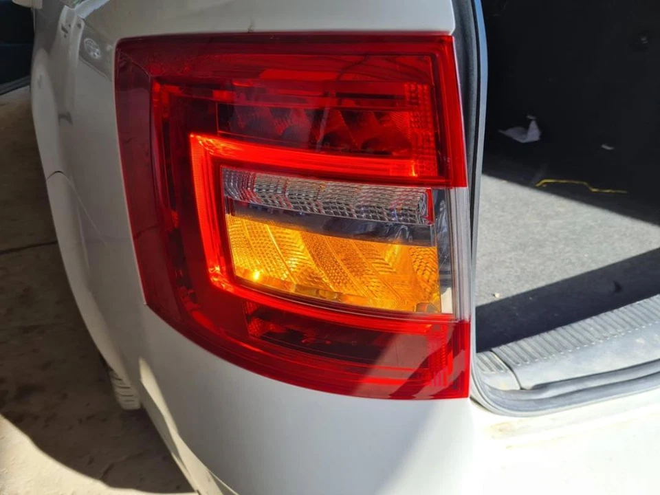 5E9945095B Enjoliveur Inf Feu Arriere Gauche pour SKODA OCTAVIA COMBI (5E 140688 - Photo 1/4