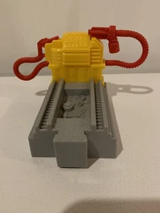 Gas Pump GeoTrax Workin' Roundhouse Replacement Ramp Train Bay Track - Picture 1 of 9