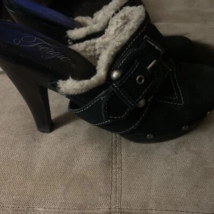 Fergie Kikapu Studded Black Suede Faux Fur Clog Style Platform Heel Womens Sz 7 - Picture 1 of 10