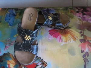 Clark’s biegsame Slipper Sandalen Größe 6,5 schwarz/gelb Perlen Blumen Leder - Bild 1 von 8