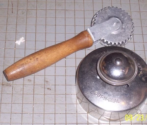 Mixed Lot 2 Pastry Sealers Krimpkut Wood Handle & Vintage Pampered Chef Cut Seal - Picture 1 of 11