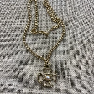 Collar colgante adjunto cruz maltesa Monet tono dorado firmado en excelente estado de colección - Imagen 1 de 5