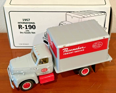First Gear 1957 International R-190 Dry Goods Van NY Central marcapasos 10-1188 Foto 1 de 2