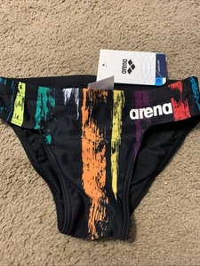 Costume da bagno Arena nuovo con etichette SQUADRA RIGHE DIPINTE SLIP RAGAZZO taglia 24 nero coulisse - Foto 1 di 2