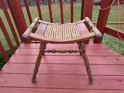 Banco taburete de mimbre y madera torneada MCM ratán antiguo mediados de siglo moderno antiguo Foto 1 de 4
