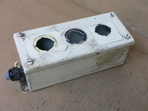 Hoffman E3pb Three Hole Push Button Enclosure For 30.5Mm Buttons - Picture 1 of 3