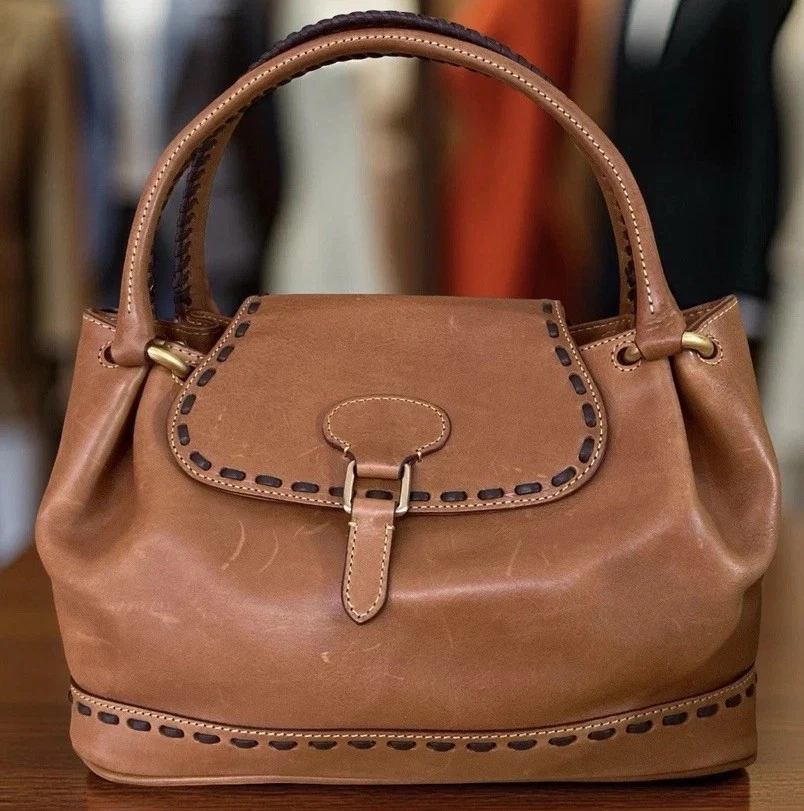 Bolso de médico Dooney Bourke de cuero florentino marrón natural con solapa Foto 1 de 4