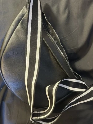 BCBGeneration Black Crossbody Shoulder Bag with Half Moon Guitar Strap - Imagem 1 de 4