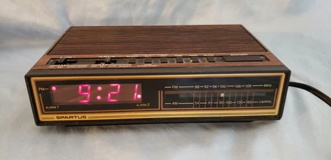 SPARTUS Dual Alarm Clock Radio AM/FM Vintage Wood Grain 0109 Works Cover