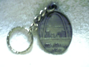 Vintage The Gateway Arch St. Louis Gateway To West Pewter Keychain - Picture 1 of 3
