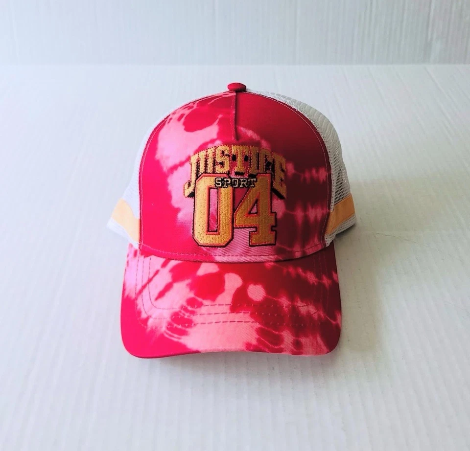 Gorra estilo béisbol Justice Girls roja con panel frontal tie dye y ala Foto 1 de 4