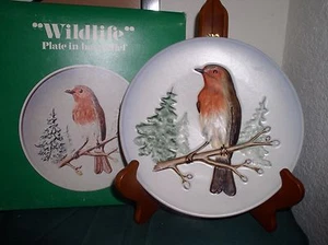 GOEBEL PLATE IN BAS RELIEF, ROBIN, 1ST EDITION, HAND PAINTED WILDLIFE, WITH BOX - Picture 1 of 2