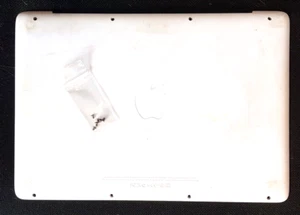 APPLE MACBOOK 13 A1342 2009 2010 RUBBER BOTTOM COVER CASE & SCREWS-GRADE B - Photo 1/4