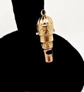 ANTIGUO DIJE DE SILBATO VICTORIANO ELEGANTE ORO MACIZO 9K, 1 1/8" - Imagen 1 de 9