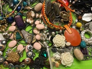 100+ Schmuckstücke! Einige neu, einige Vintage, keine defekten Artikel! - Bild 1 von 20