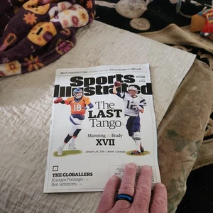 Pressed🔥NEWSSTAND SPORTS ILLUSTRATED Manning vs Brady XVII   - Picture 1 of 3