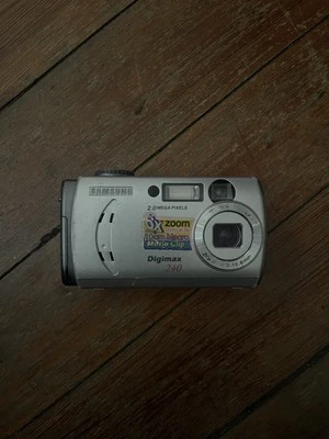 Samsung Digimax 240 2.0MP Digital Camera - 3x Zoom - Powers On, For Parts/Repair - Image 1 of 2