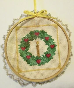 Vintage handgefertigter Kreuzstich Kranz Weihnachtsschmuck - Bild 1 von 3