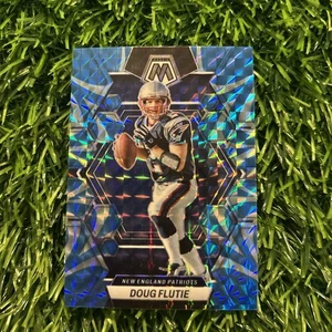 Doug Flutie 2023 Panini Mosaic #165 New England Patriots Reactive Blue Prizm F30 - Foto 1 di 2