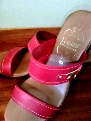 ITALIAN SHOE MAKERS 8.5  Made in Italy 🇮🇹  sandals Red/Gold - Image 1 of 4