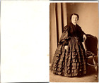 Femme en pose en robe à petits volants, circa 1865 Vintage CDV albumen carte de 