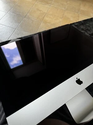 APPLE IMAC 21.5" i5 Quad core 2,7 Ghz RAM 8 GB macOS CATALINA FULL HD - Immagine 1 di 4