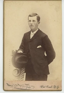 Binoculares joven con sombrero W.E. Tarjeta de gabinete Vaughn Red Creek NY c1880 - Imagen 1 de 2