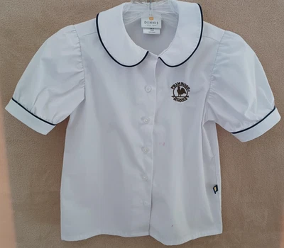 Blusa branca Primrose Schools G4 manga curta azul colarinho canelado uniforme Dennis - Imagem 1 de 4