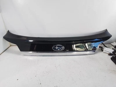 SUBARU OUTBACK 09/2009-12/2012 TAILGATE GARNISH CENTRE WITH REVERSE CAMERA - image 1 of 4