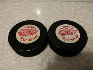 DETROIT RED WINGS NHL VINTAGE OFFICIAL HOCKEY PUCKS VEGUM + TRENCH MFG. - Picture 1 of 9