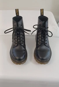 Dr. Martens Classic Boots Women’s Combat Boots Size 7 Black Leather Shoes - Picture 1 of 15