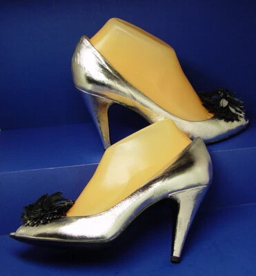 SIGERSON MORRISON Made in Italy Sz8.5 metallic silver leather peep-toe bow pumps - Image 1 of 4