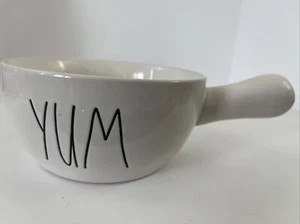 Tazón de sopa de marfil Rae Dunn YUM con mango - colección artística de Magenta - Imagen 1 de 8